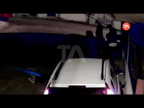 Cuatro hombres desvalijaron un auto en minutos en Quito