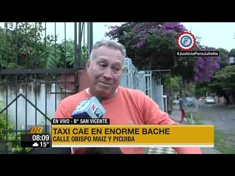 Taxi cae en enorme bache en Asunción