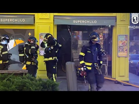 Un incendio en un restaurante del centro de Madrid afecta a varias personas por el humo
