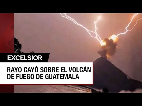 Rayo cae sobre un volcán en erupción en Guatemala