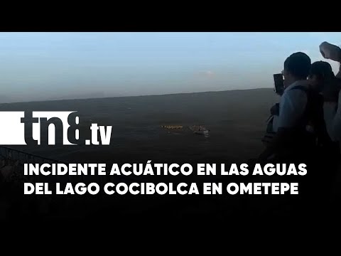 Panga naufraga en las aguas del lago Cocibolca en Moyogalpa, Ometepe