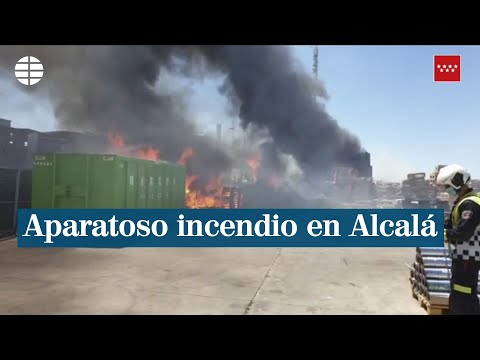 Aparatoso incendio sin heridos en exterior de una nave industrial en Alcalá
