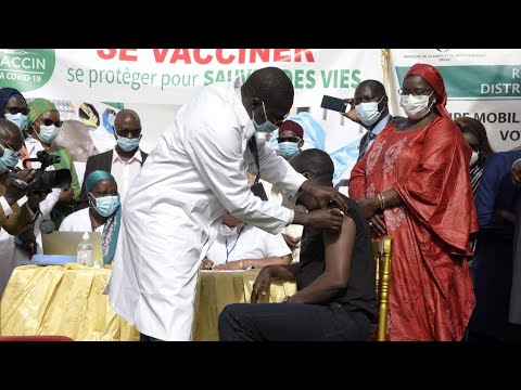 Covid-19 : le Sénégal commence à vacciner et réserve des doses à ses voisins