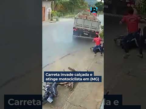 Carreta carregada de cerâmica invade calçada e atinge motociclista em Raul Soares (MG) #shorts