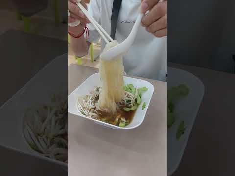 กินก๋วยเตี๋ยวไก่แซบหลายจ้าเมื