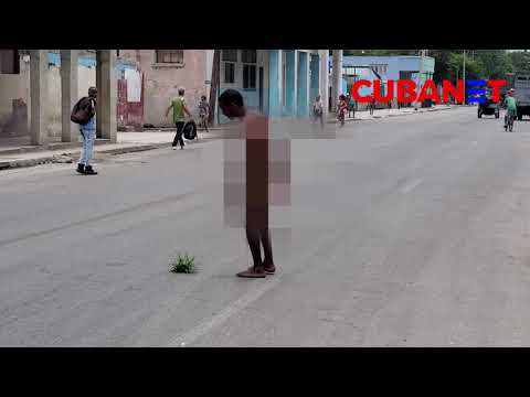 Un cubano camina desnudo por las calles del Cerro