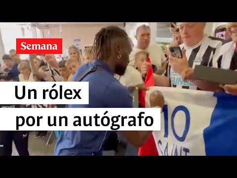 Fanático de fútbol fue por un autógrafo y le regalaron un rólex | Videos Semana