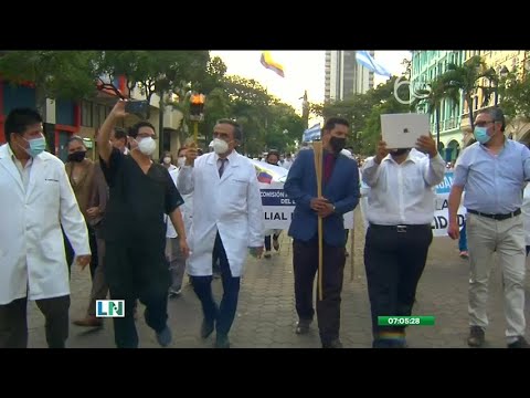 Marcha en honor a los médicos caídos durante la pandemia del COVID-19