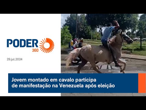 Jovem montado em cavalo participa de manifestação na Venezuela após eleição