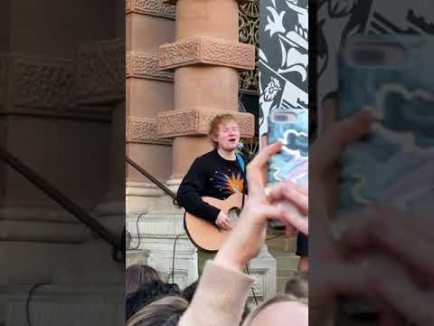Ed Sheeran sorprende con concierto en la calle de su ciudad natal