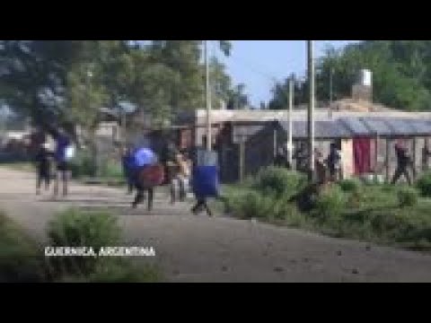 Policía argentina desaloja a cientos de predio ocupado