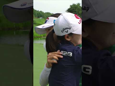 이동은 감격의 첫 우승 순간.. 꼭 껴안아주는 황유민