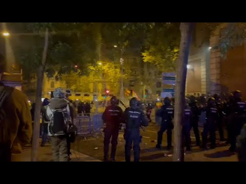 La Policía se posiciona para controlar la protesta en Ferraz tras el derribo de las vallas