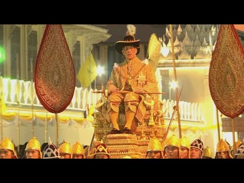 Rey de Tailandia pasa su cuarentena con 20 concubinas en Alemania