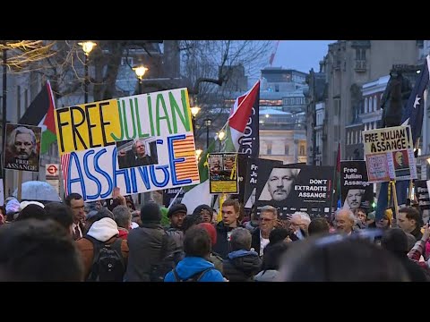 La manifestation des partisans d'Assange arrive au 10 Downing Street | AFP Images