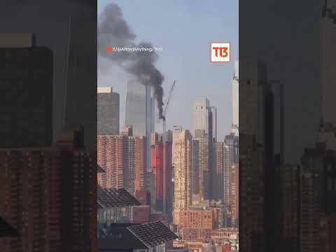 Grúa a gran altura colapsa y golpea un edificio en Nueva York