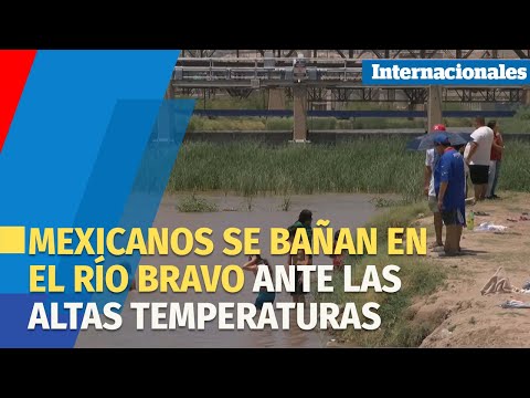Familias mexicanas se bañan en el río Bravo ante la típica ola de calor
