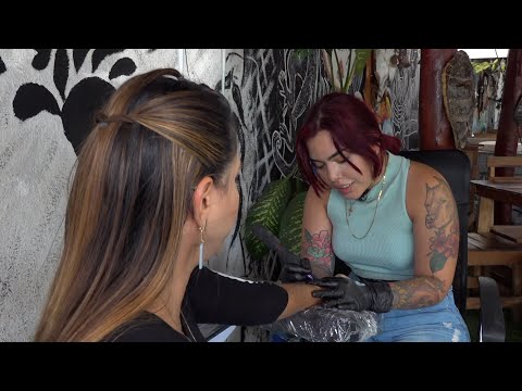 Yakira Bermúdez, una artista del tatuaje en Nicaragua