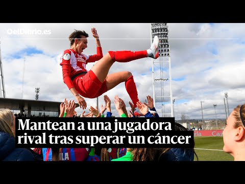 ?? Jugadoras del Barcelona mantean a una del Atlético tras superar un cáncer