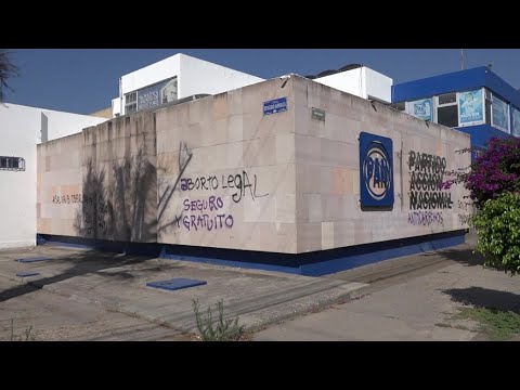 Pintarrajean edificios sede de Partidos Políticos que rechazaron la legalización del aborto.