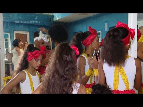 Niños cubanos aprenden danzas tradicionales