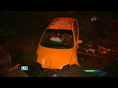 Un taxi cayó en una zanja en vía Daula