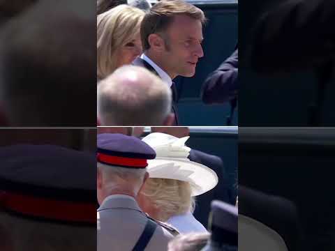 NORMANDÍA | Macron lanza un beso al aire a los reyes de Inglaterra en la celebración del Día D