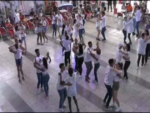 Participa Cienfuegos en obtención de récord Guiness de Cuba bailando casino
