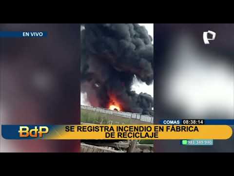 Voraz incendio en Comas: fuego consume fábrica de reciclaje