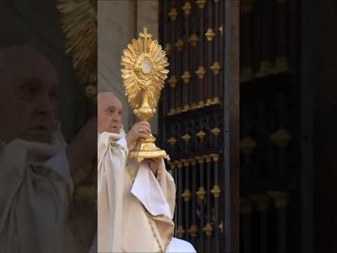 Francisco vuelve a presidir el Corpus Christi en San Juan de Letrán siete años después