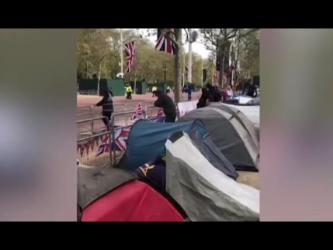 Miles acampan en calles de Londres para coronación de Carlos III