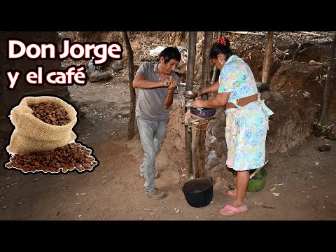 Don Jorge moliendo café con doña Vilma, por fin se levantó de la hamaca – Ediciones Mendoza