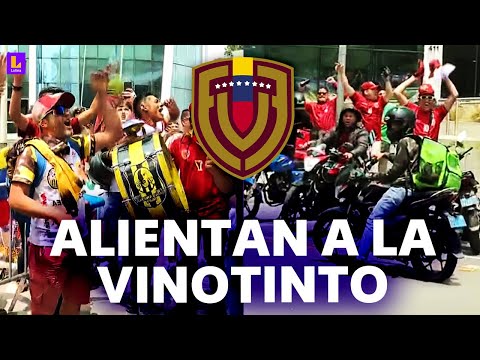 Venezolanos alientan a su selección afuera del hotel a horas del partido contra Perú