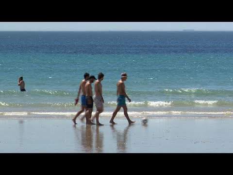 Veraneantes acuden a las playas gallegas en plena ola de calor