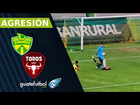 La agresión de Alejandro Peláez contra Néstor Jucup en el Xinabajul vs Malacateco