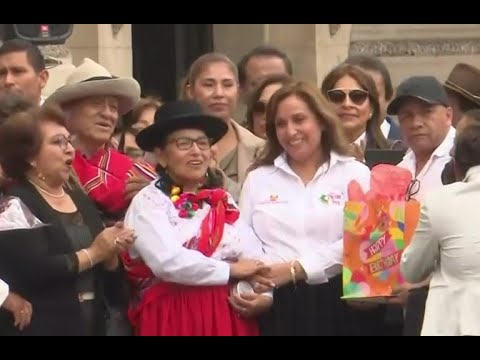 Dina Boluarte: Comparsa de danzantes llega a Palacio de Gobierno por el cumpleaños de la presidenta