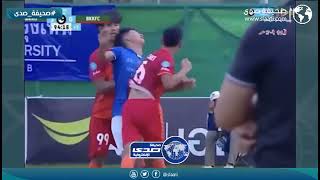 لاعب يضرب خصمه بوحشية