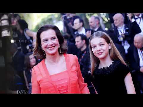 Carole Bouquet attire tous les regards avec sa petite fille Darya montant les marches de Cannes 2024