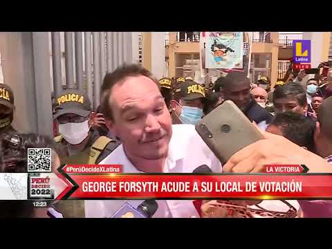 #PerúDecideXLatina George Forsyth llega a su local de votación. #LatinaNoticias