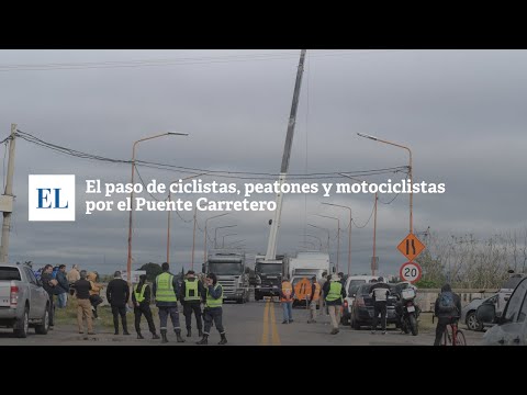 EL PASO DE CICLISTAS, PEATONES Y MOTOCICLISTAS POR EL PUENTE CARRETERO