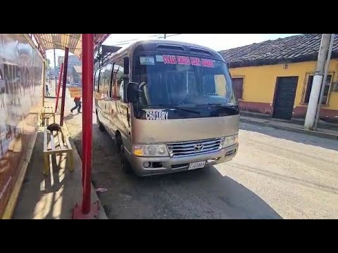 Microbús impacta contra parada de bus en Cobán.