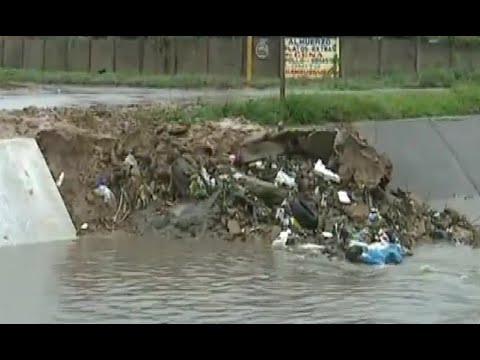 Canal de drenaje lleno de basura en Santa Cruz