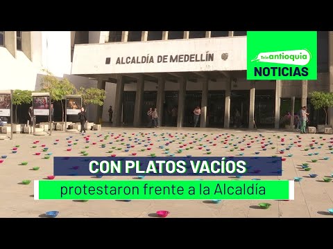 Con platos vacíos protestaron frente a la Alcaldía - Teleantioquia Noticias