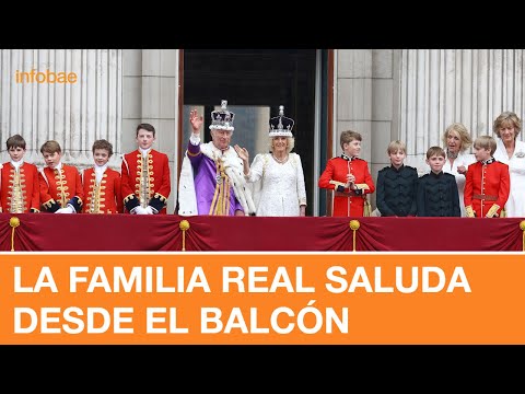 LA FAMILIA REAL SALUDA DESDE EL BALCÓN