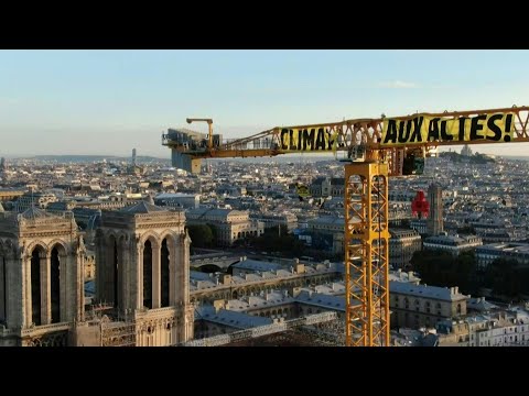 Climat: Greenpeace interpelle le gouvernement avec une banderole au-dessus de Notre-Dame | AFP