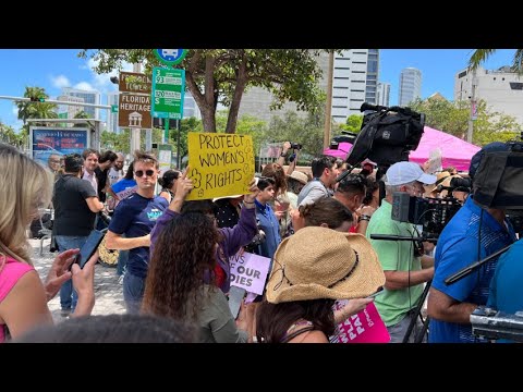 Grupo de residentes en Miami se manifiestan por el derecho de la mujer a decidir sobre el aborto