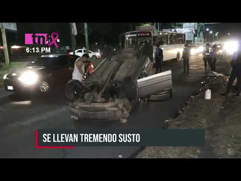 Carro termina volcado en los semáforos de ENEL Central en Managua