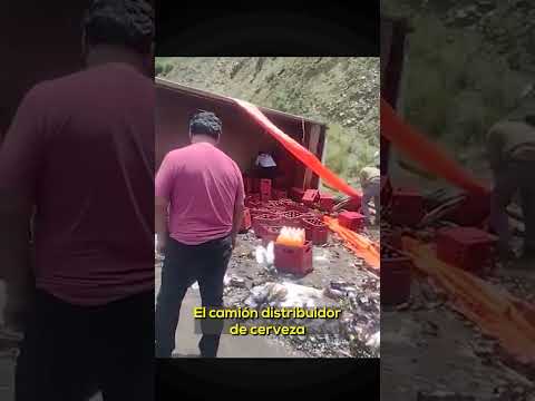 Huancavelica: Camión lleno de cajas de cerveza se vuelca y bloquea vía Pampas