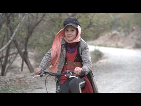 Alberto Contador entrega 35 bicicletas a niños de aldeas remotas en Marruecos