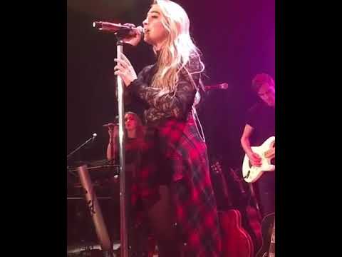 Sabrina cantando Have yourself a merry little christmas